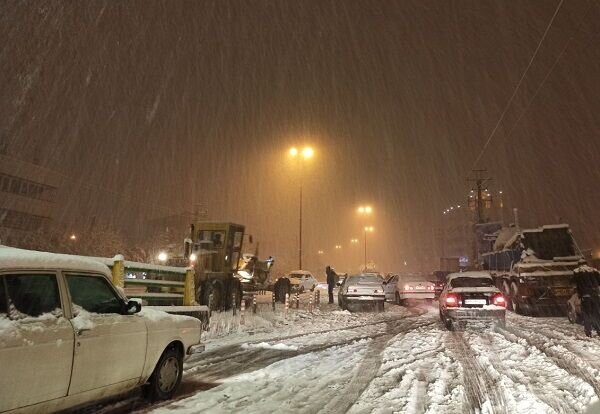 کمک‌رسانی پلیس مازندران به رانندگان در برف را ببینید