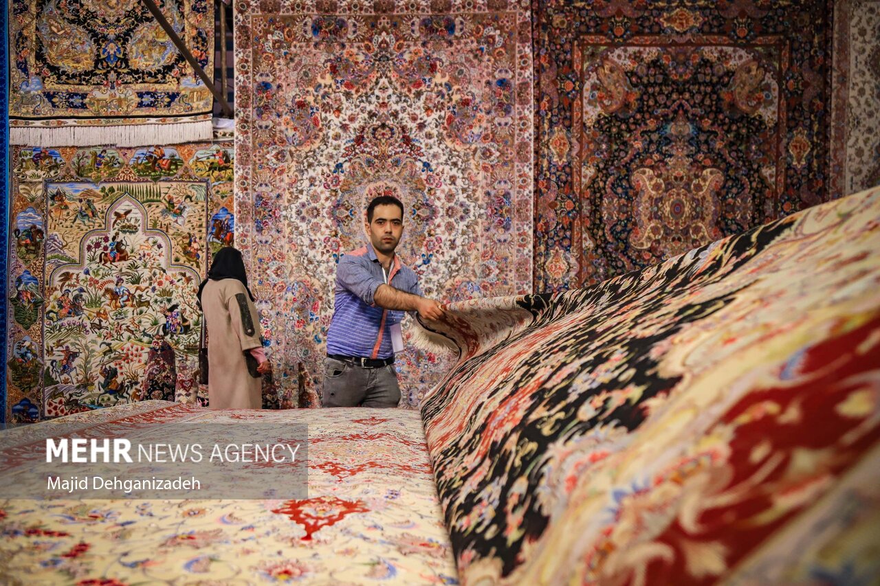 نمایشگاه نیمه کاره فرش قم در آستانه واگذاری؛چشم انتظاری ۲۰ هزار بافنده