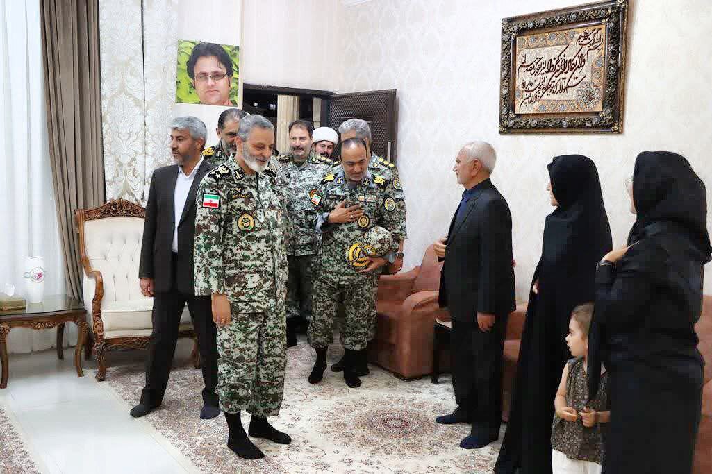 فرمانده کل ارتش با خانواده شهید رضایی نژاد دیدار کرد