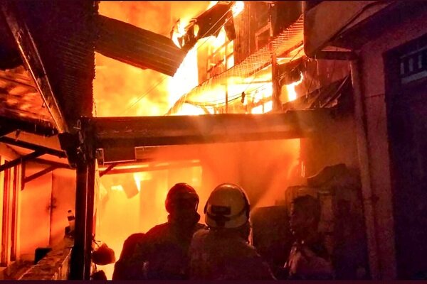 حریق منزل مسکونی در اسلامشهر ۷ مصدوم بر جای گذاشت
