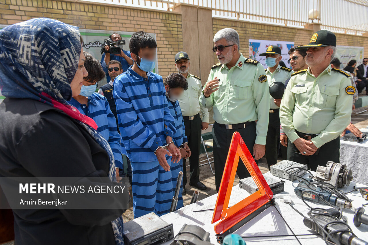 تصویر کشفیات نیروی انتظامی استان فارس در مقابله با باندهای خلافکار