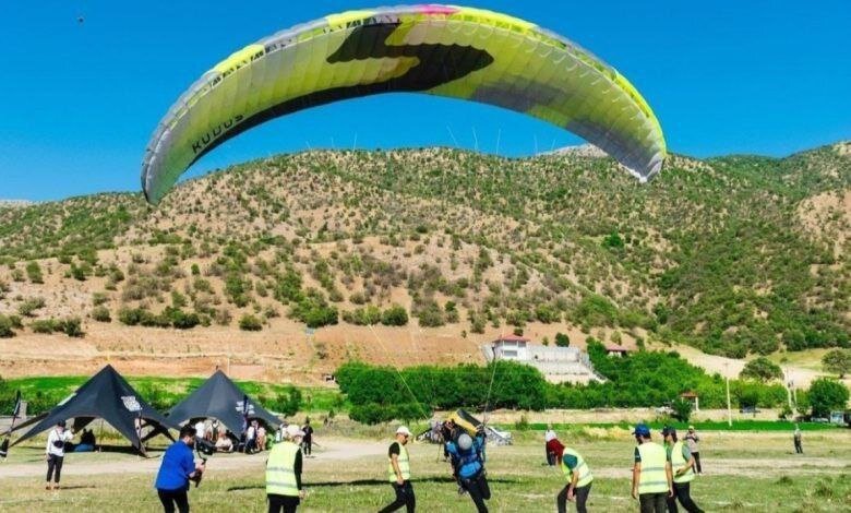 4763776 - جان باختن پاراگلایدر سوار در بندرعباس/ علت در دست بررسی است