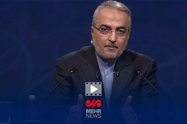 ماجرای کج نشستن مجری مناظرات که اپیدمی شد!