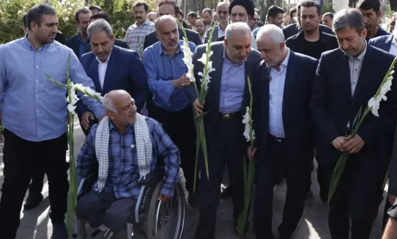 تجدیدمیثاق معاون رئیسجمهور با شهدا در گلستان شهدای اصفهان