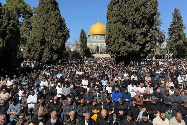 حضور ۸۰ هزار نفر در نماز جمعه مسجد الاقصی حضور ۸۰ هزار نفر در نماز جمعه مسجد الاقصی