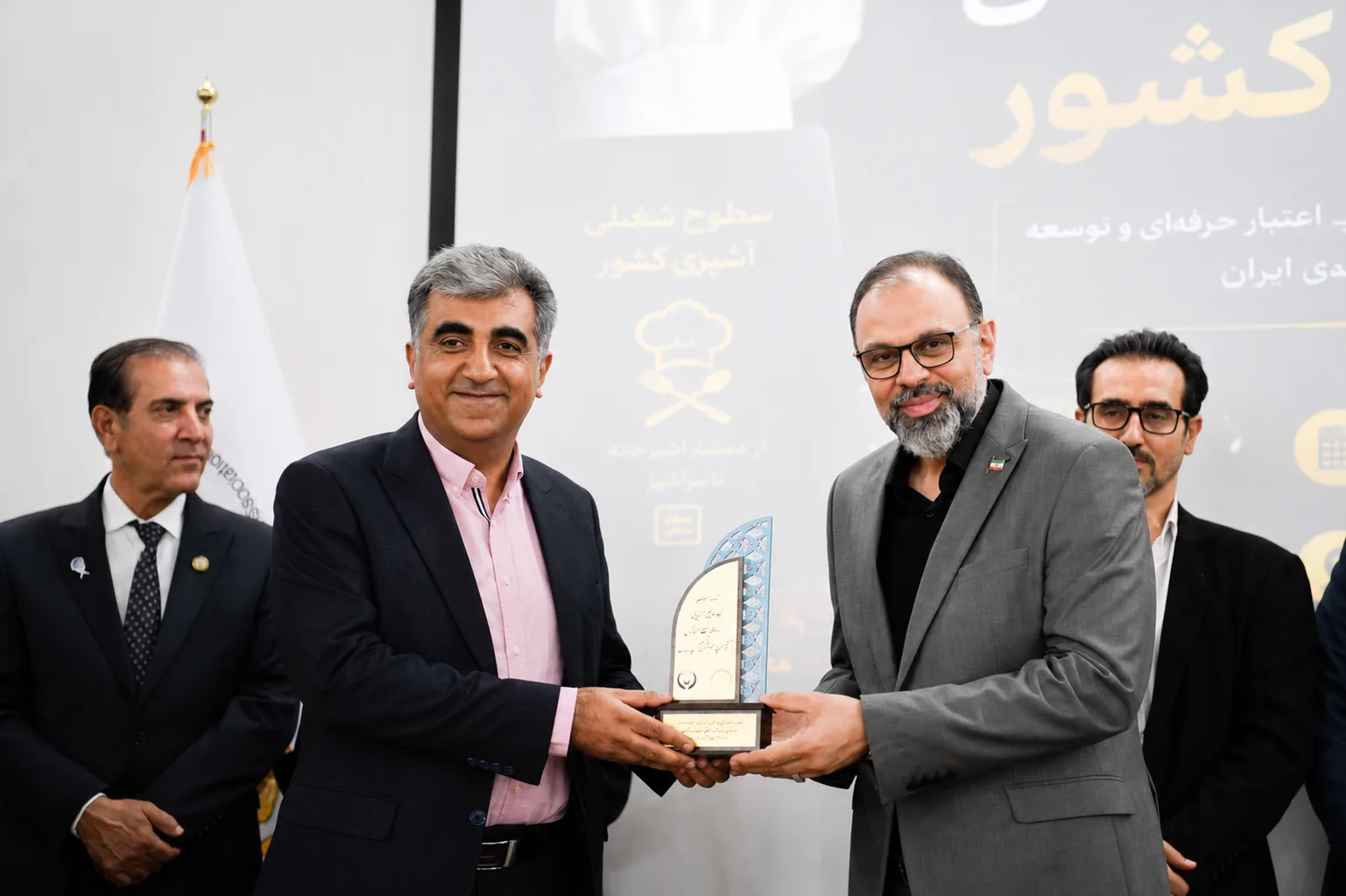دکتر حسین گودرزی پور در حال اعطای تندیس رویداد دکتر حسین گودرزی پور در حال اعطای تندیس رویداد